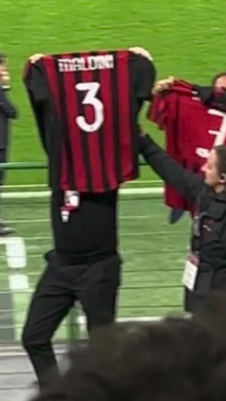Dezastru pentru AC Milan    FOTO.   Fanii cer demisia conducerii! Suporterii care au protestat cu tricoul lui Maldini,   dați afară de pe stadion