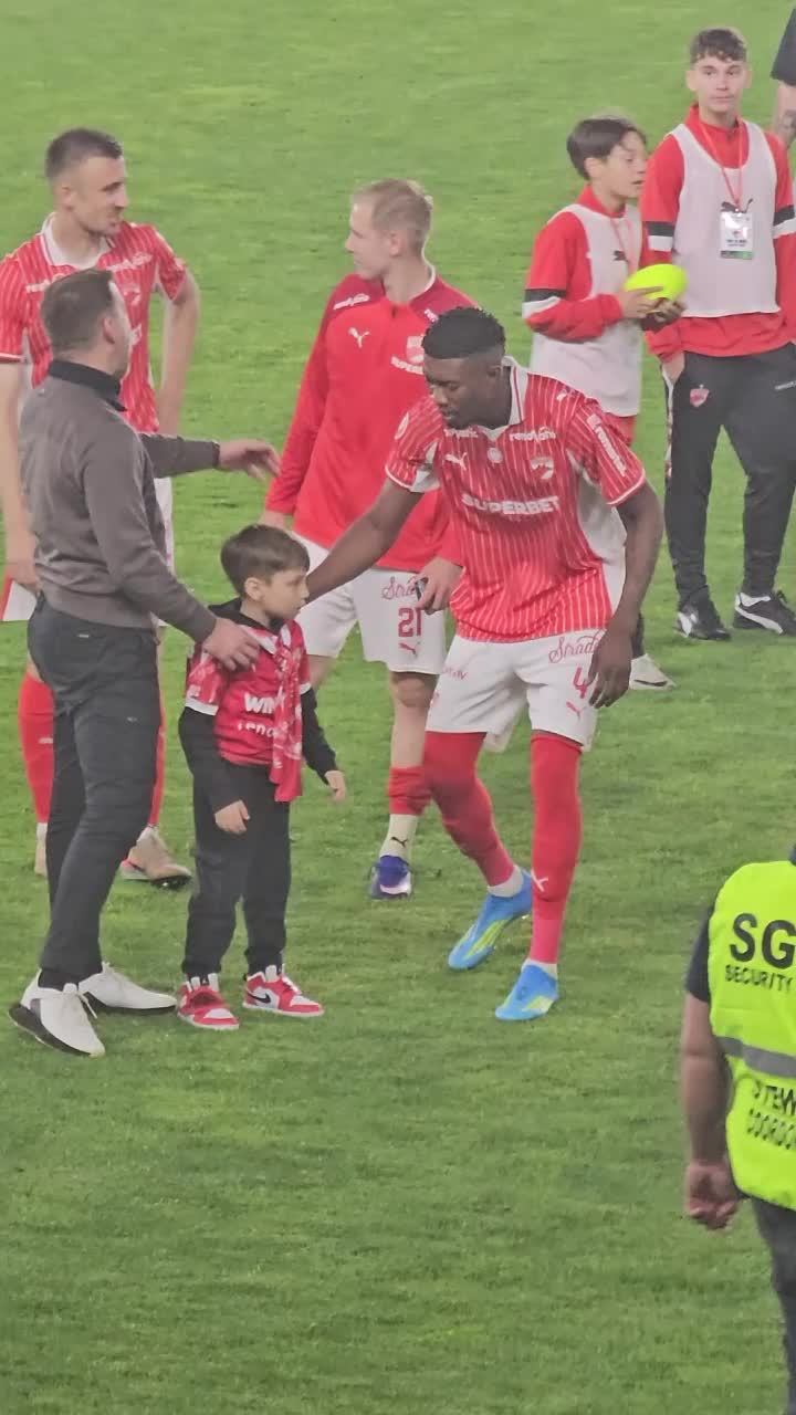 Kopic, așa cum rar e văzut    VIDEO  Gestul făcut de   antrenorul lui Dinamo  după meci: l-a zărit în tribună și l-a luat imediat pe gazon