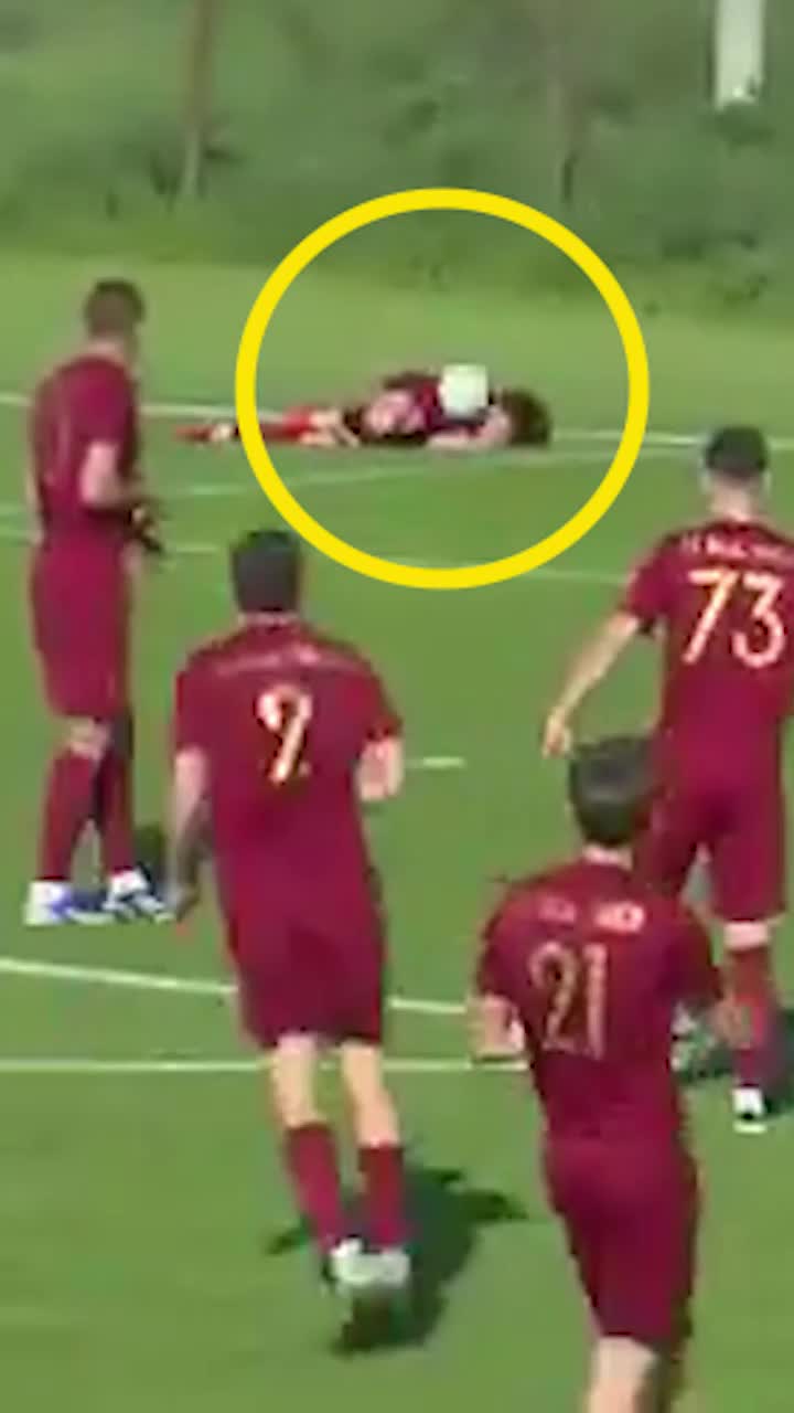 N-a știut ce l-a lovit!😂    VIDEO.   Fază nemaivăzută în Moldova! Cerea ajutor în momentul în care a trimis mingea în   propria poartă