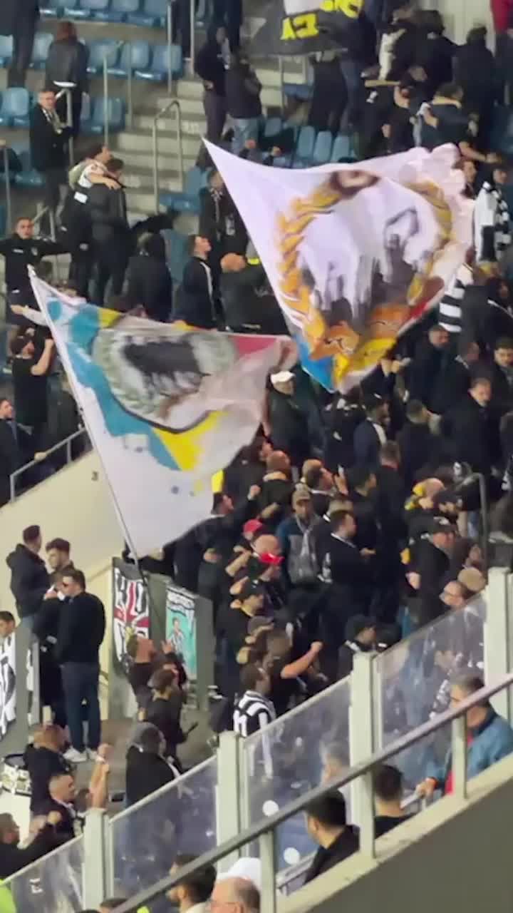  Le-au &icirc;ntors spatele &nbsp;  VIDEO.  Ce făceau fanii lui U Cluj  la 0-3 pentru Craiova + gest de zile mari după dezastru