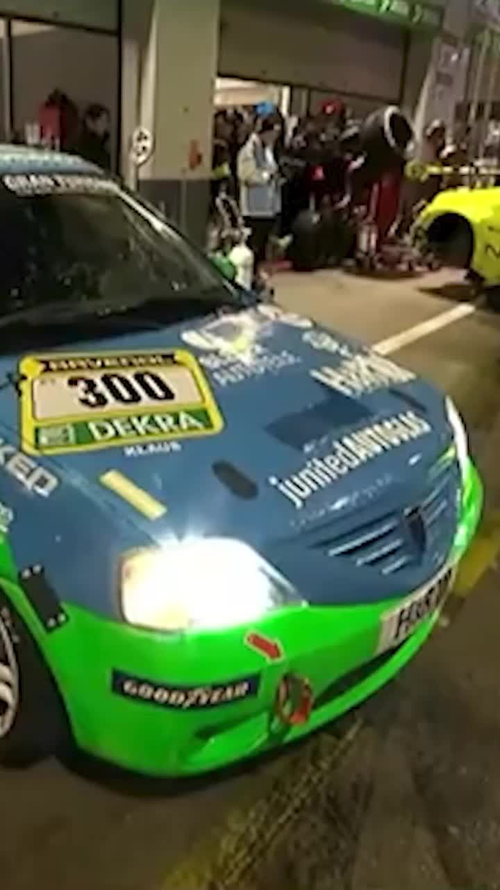 Dacia, vedetă în cursa de 24 de ore    FOTO.  Un Logan e atracția-surpriză de pe   Nurburgring!  Mașina românească împarte circuitul cu Max Verstappen