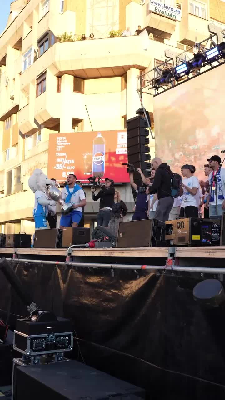 Așa a fost sărbătoarea de la Craiova    VIDEO+FOTO:     Peste 15.000 de oameni,   prezenți în Piața Mihai Viteazul » Reporterii GOLAZO.ro au surprins toate momentele