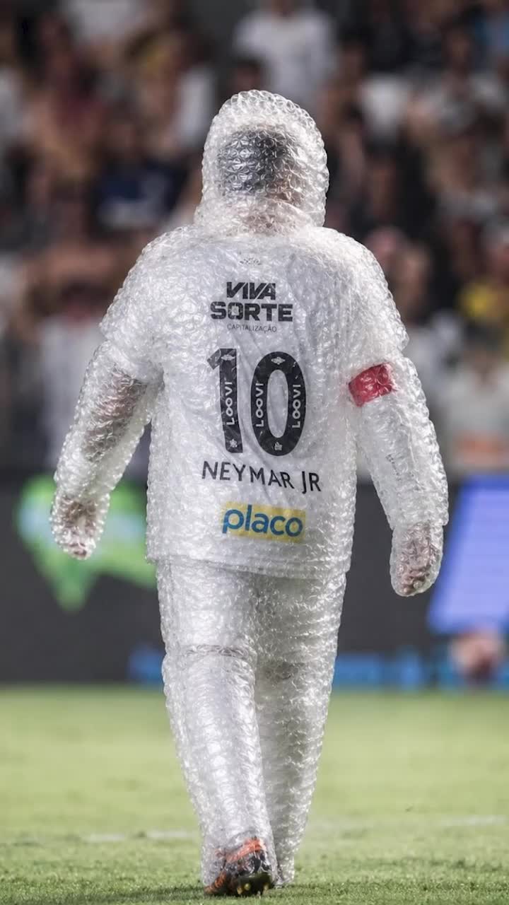 Neymar, înfășurat în folie😄     VIDEO+FOTO:   Cum au reacționat fanii   pe internet,   după ce starul lui Santos a fost inclus în lotul pentru CM 2026