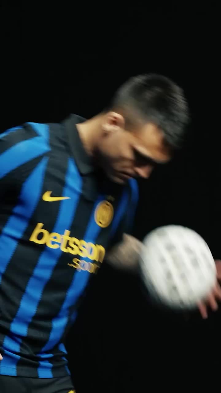 Inter și-a prezentat noul echipament    FOTO+VIDEO.  Ce vor purta jucătorii lui   Cristi Chivu  » Unul dintre marile orașe din Europa, sursă de inspirație