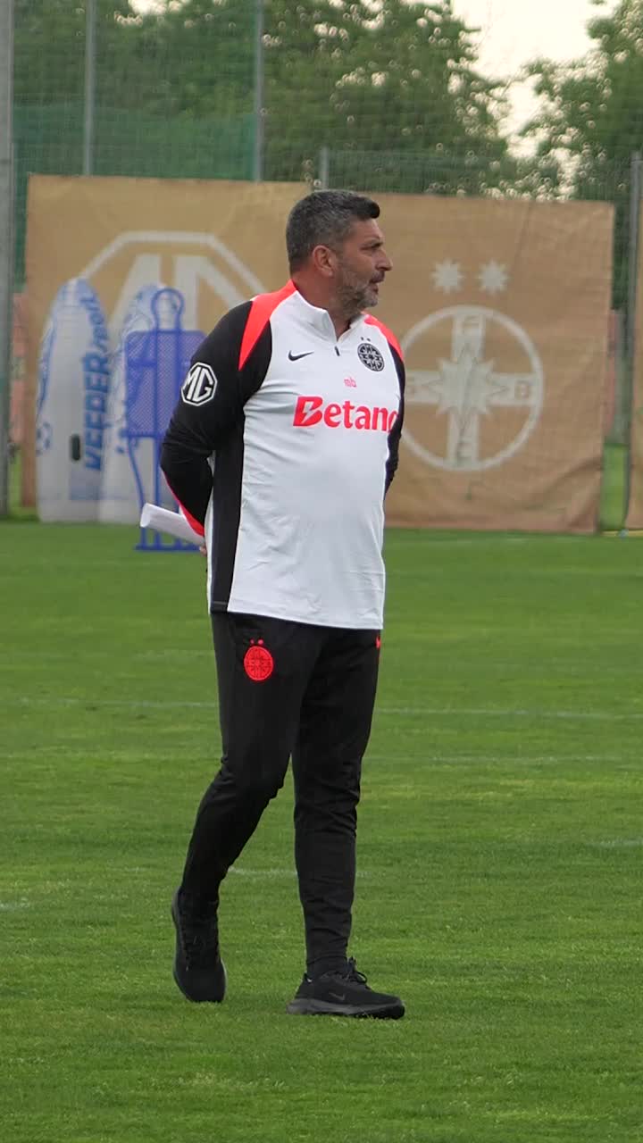 Baciu și-a băgat jucătorii în ședință    VIDEO + FOTO.  Noul tehnician de la FCSB a condus   primul antrenament  în formulă aproape completă