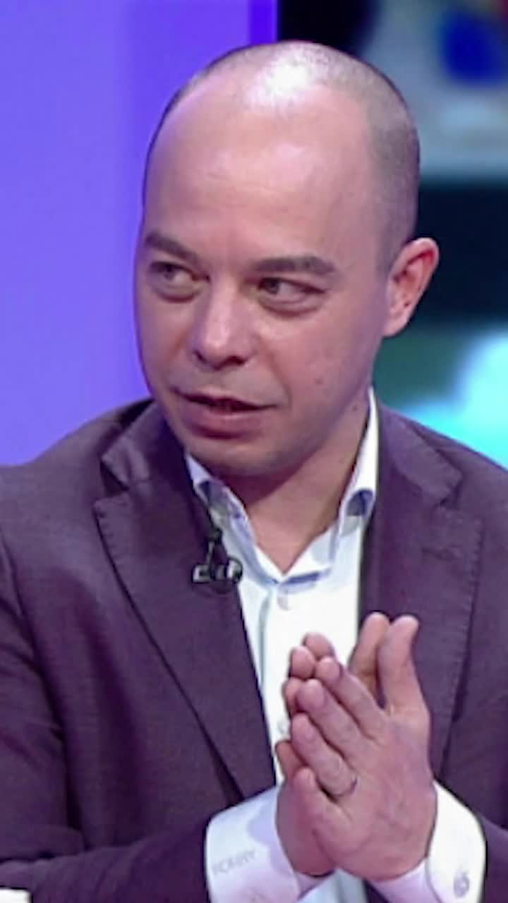 Explicația expertului  Marius Avram a analizat   faza controversată  din Chindia - Farul. De ce a fost dezbătută 7 minute în camera VAR: „E clar”