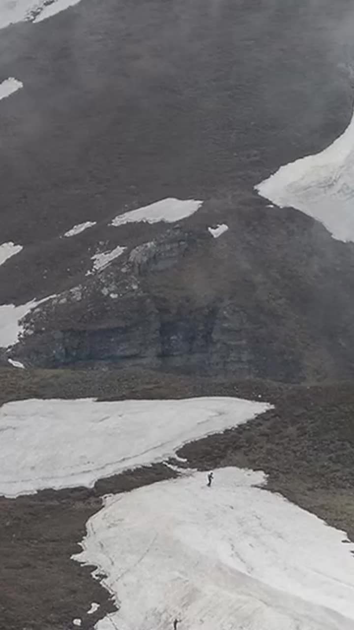 Au căzut în râpă la ultramaraton  Elicopterul SMURD nu poate interveni în Bucegi, din cauza ceții:   operațiune de salvare pentru 8 sportivi