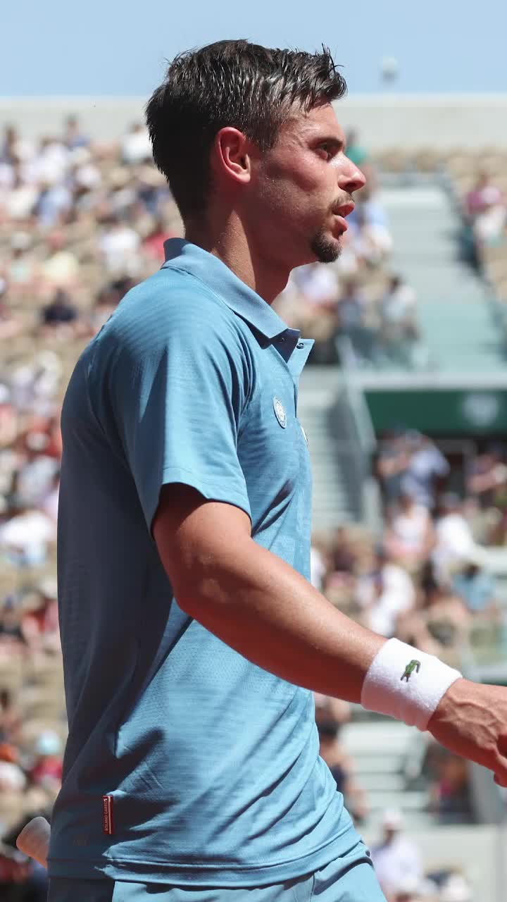 Situație rară la Roland Garros    Meci întrerupt   de un moment neobișnuit: „O să fac pe teren!” 😅
