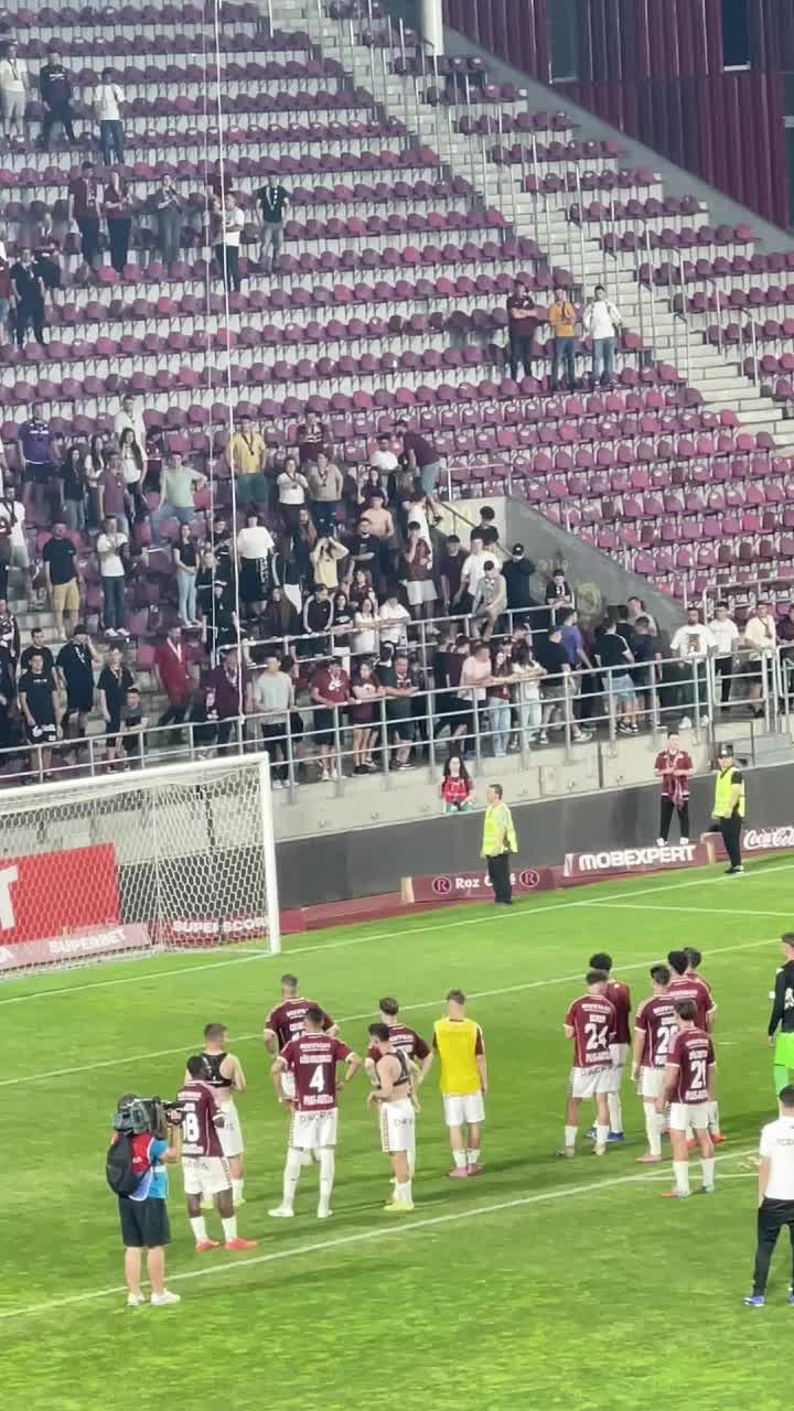 Moment surprinzător la despărțire    VIDEO.  Ce s-a întâmplat când   Gâlcă a ajuns în fața peluzei  după Rapid - Craiova