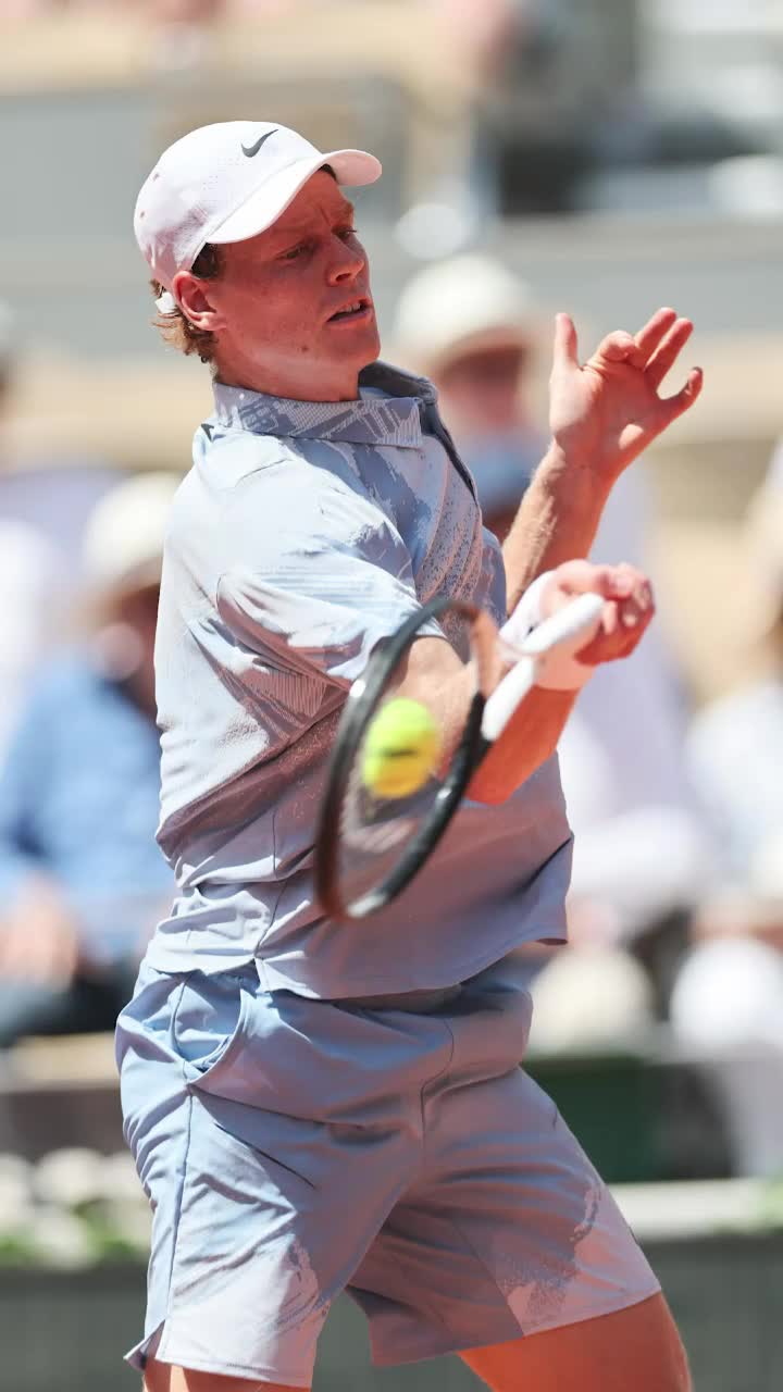 Sinner, acuzat că a trișat  Liderul mondial,   ținta criticilor  după eliminarea neașteptată de la Roland Garros: „Ar trebui sancționat!”