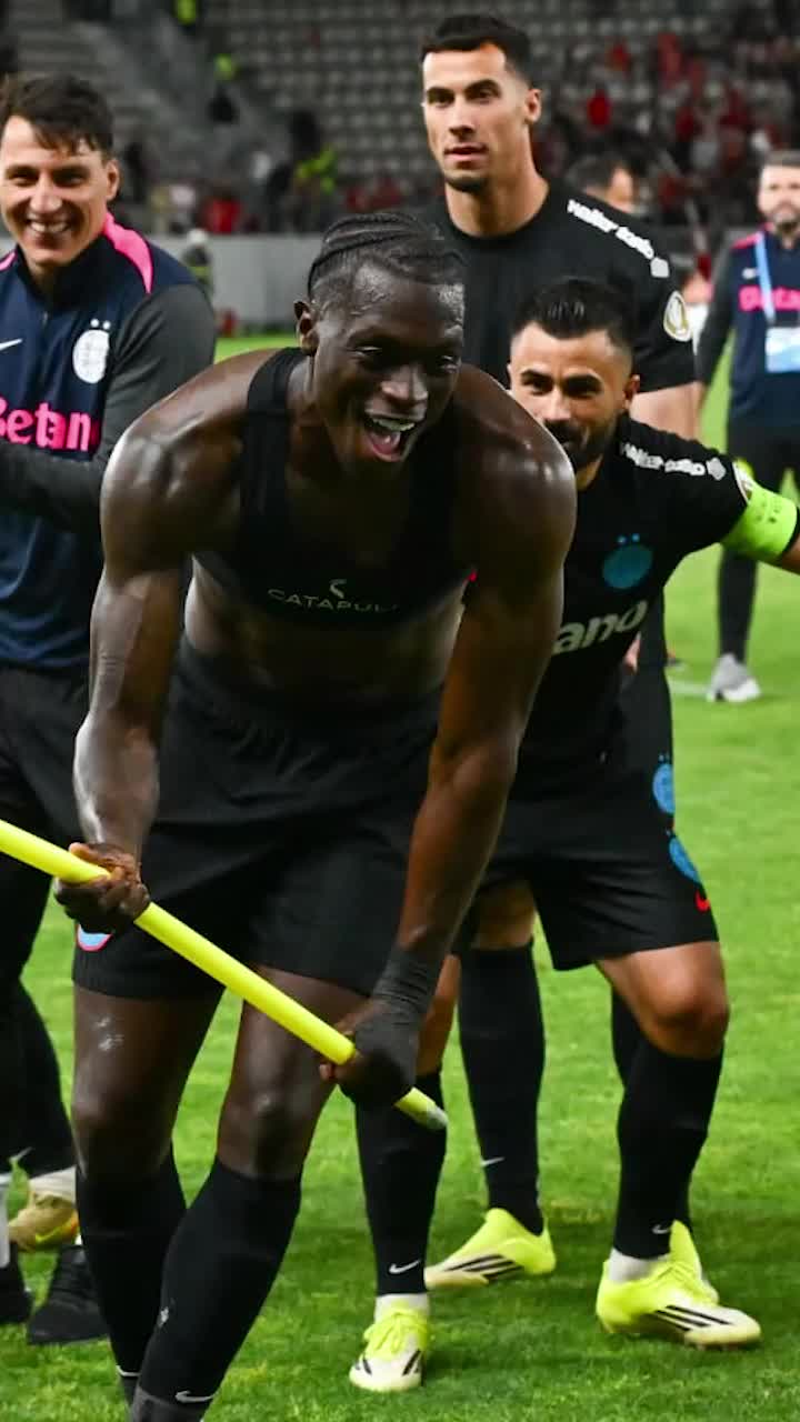 Sărbătoare roș-albastră  FOTO: Jucătorii FCSB au c&acirc;ntat pe teren cu fanii și &icirc;n vestiar, după calificare. Gestul lor + reacția lui Kopic