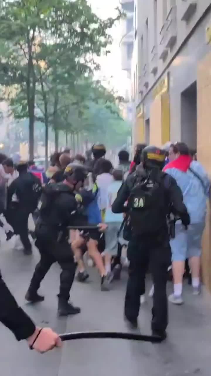 Haos la Paris!  FOTO: Forțele de ordine, nevoite să intervină! Zeci de arestări &icirc;n&nbsp;timpul meciului PSG - Arsenal