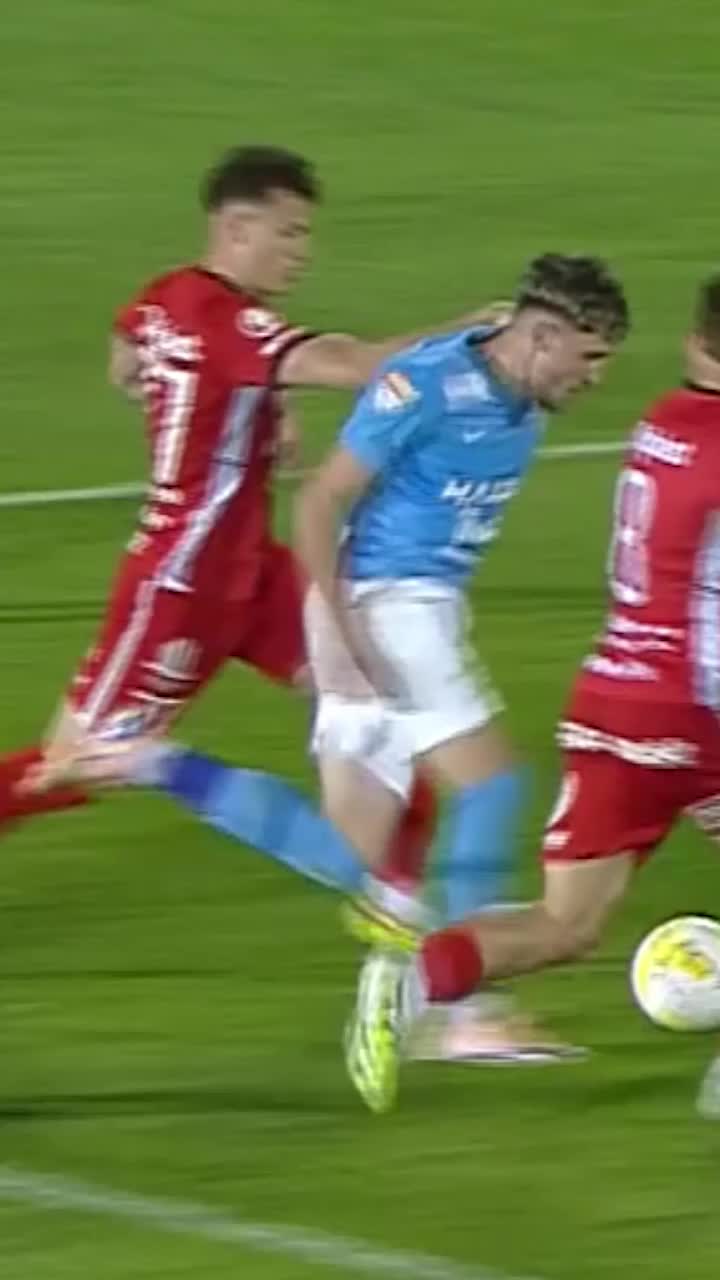 „Simulare crasă”    FOTO:  Verdictul specialistului după cele   două penalty-uri  acordate în FC Voluntari - Hermannstadt: „Nu se dă la nivel înalt”
