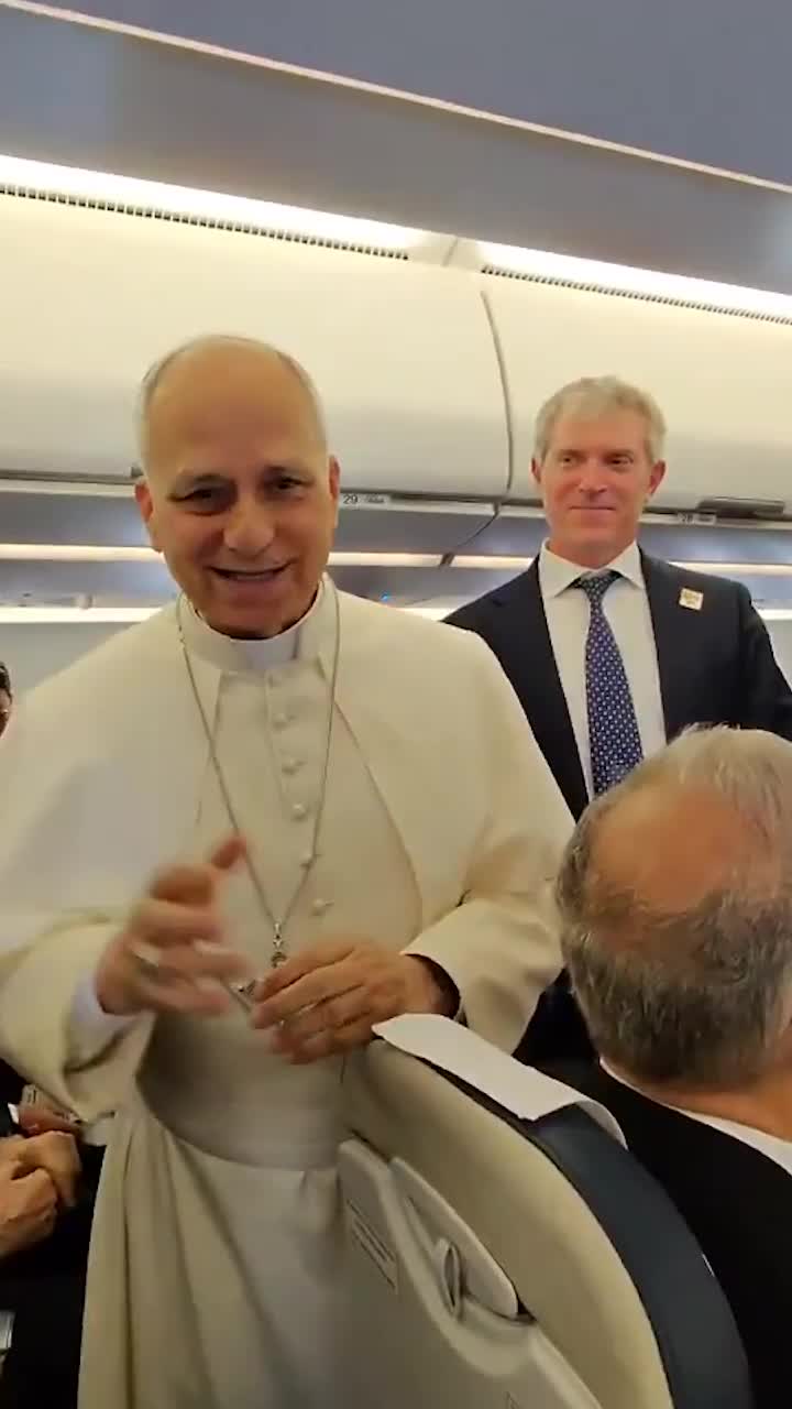 Papa Leon al XIV-lea, savuros în avion    VIDEO.  Suveranul Pontif a trebuit să aleagă între   Real Madrid și Barcelona
