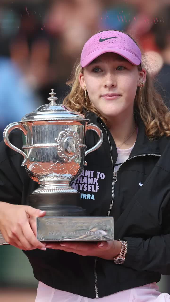 Campioană la Roland Garros    VIDEO.  A eliminat-o pe   Sorana Cîrstea  în sferturi, iar acum a bătut și marea surpriză de la Paris în finală! Primul Grand Slam din carieră