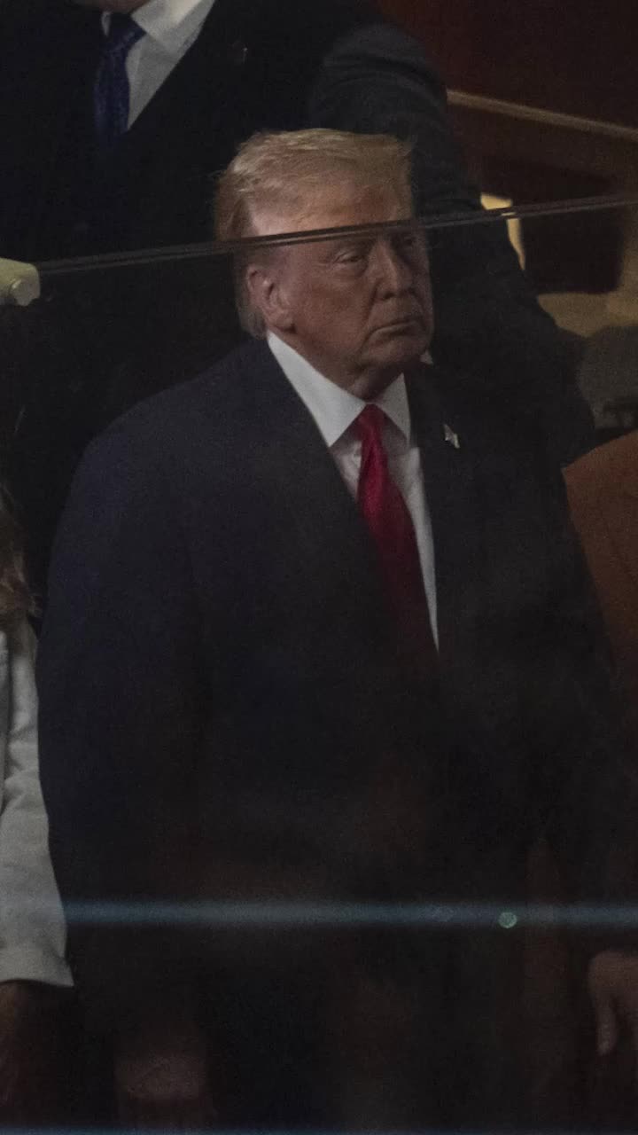 Trump a ațipit la finala NBA!    FOTO+VIDEO.  Președintele SUA a „confiscat” meciul + Cum a reacționat când   a fost huiduit de întreaga arenă