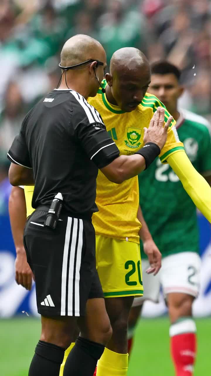 I-a lăsat „mască”!    FOTO.    Moment foarte amuzant  la meciul de deschidere de la CM 2026. Arbitrul și-a explicat decizia, dar jucătorii n-au înțeles nimic