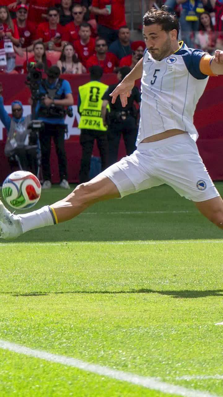Incredibila salvare a Bosniei  FOTO. Veteranul   Kolasinac a respins din fața porții goale  cu ajutorul transversalei!