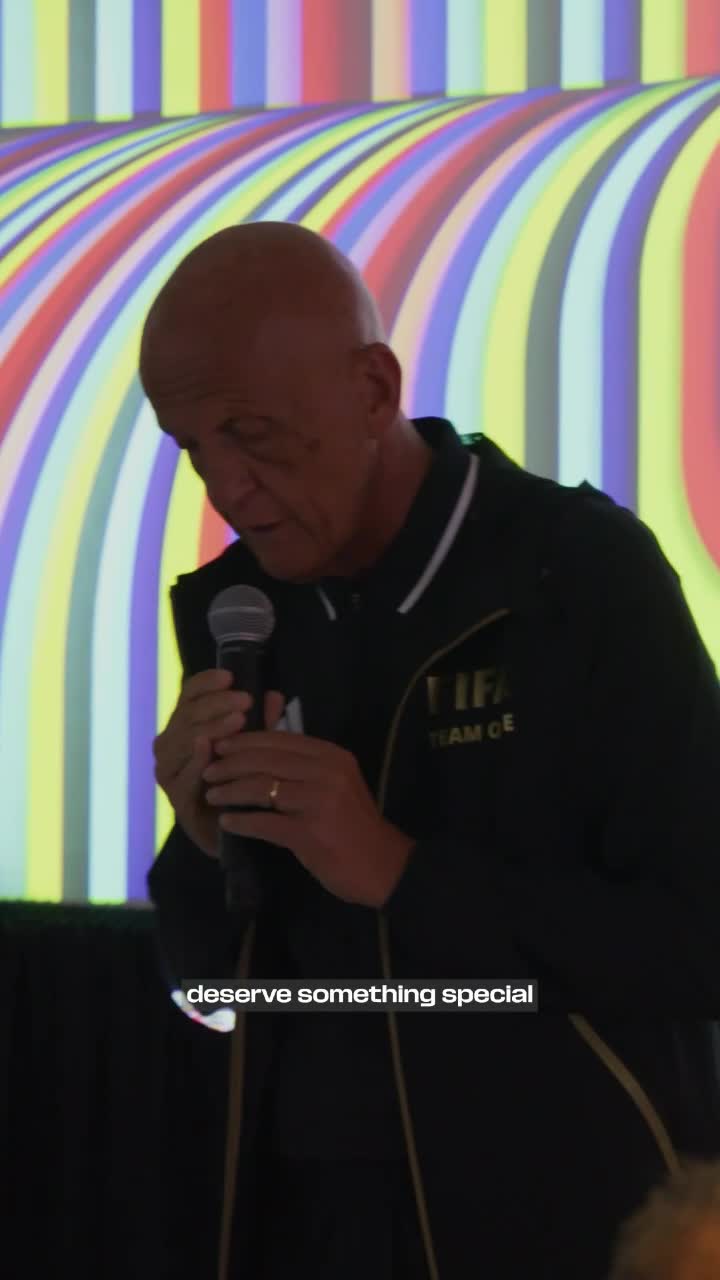 Istvan Kovacs, moment istoric  VIDEO. Arbitrul rom&acirc;n, premiat de Collina: &bdquo;Merită ceva special&rdquo;.  Meciul 1000 la Mondial!