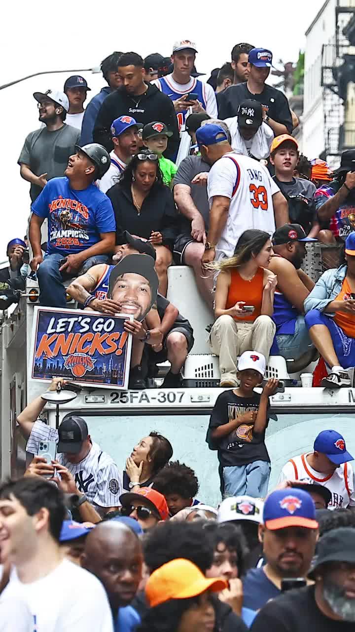  Haos din nou &icirc;n Times Square Oamenii  au fugit din calea gloanțelor la c&acirc;teva ore după parada de titlu a celor de la Knicks