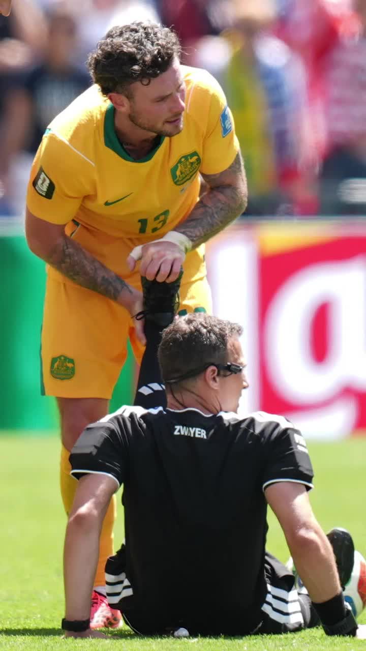 „Ce face omul ăla acolo?”    FOTO.  Imagini inedite în prelungirile meciului SUA - Australia.   Ce a pățit arbitrul
