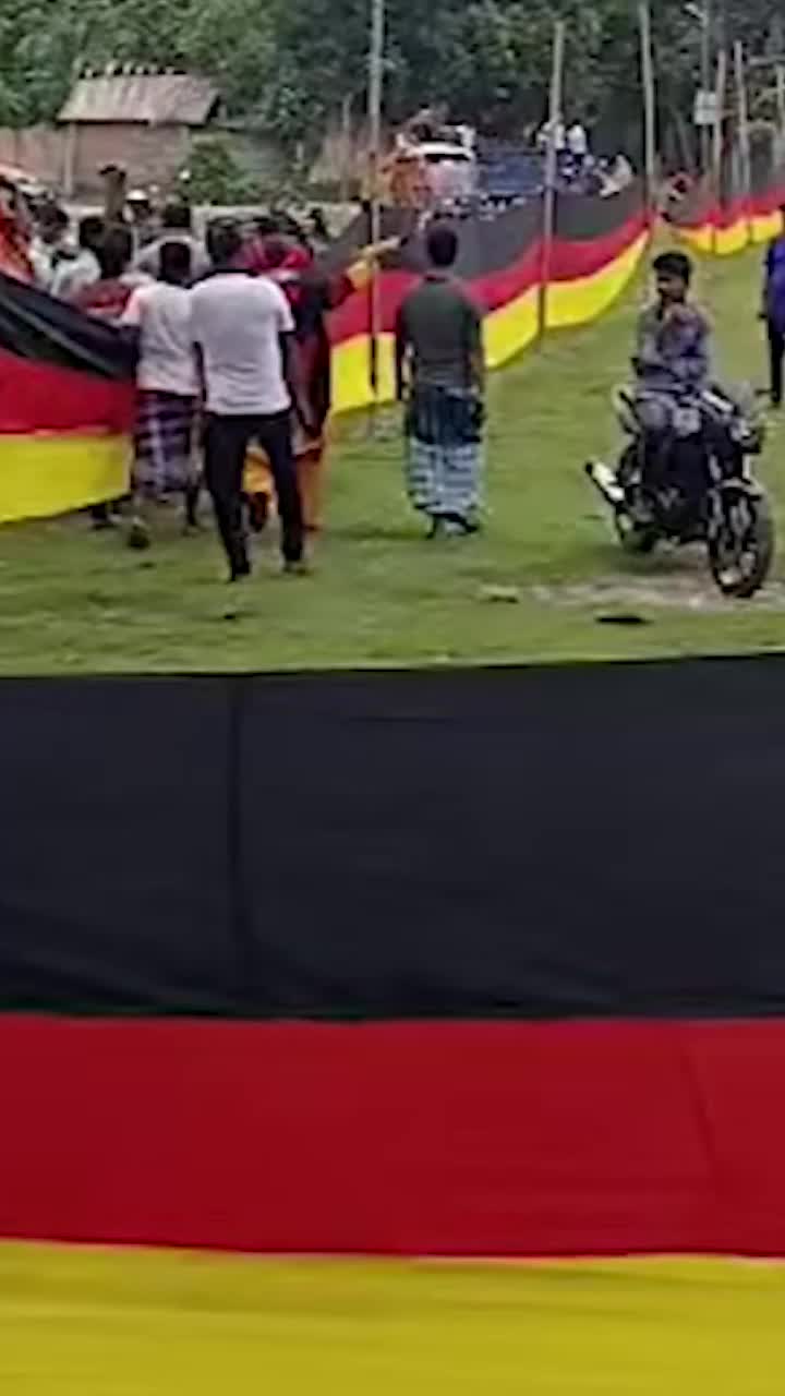 „Unii oameni îmi spun că sunt nebun”    FOTO.  Un fermier din Bangladesh a făcut un   steag de 7,5 kilometri  pentru Germania. Motivul e incredibil