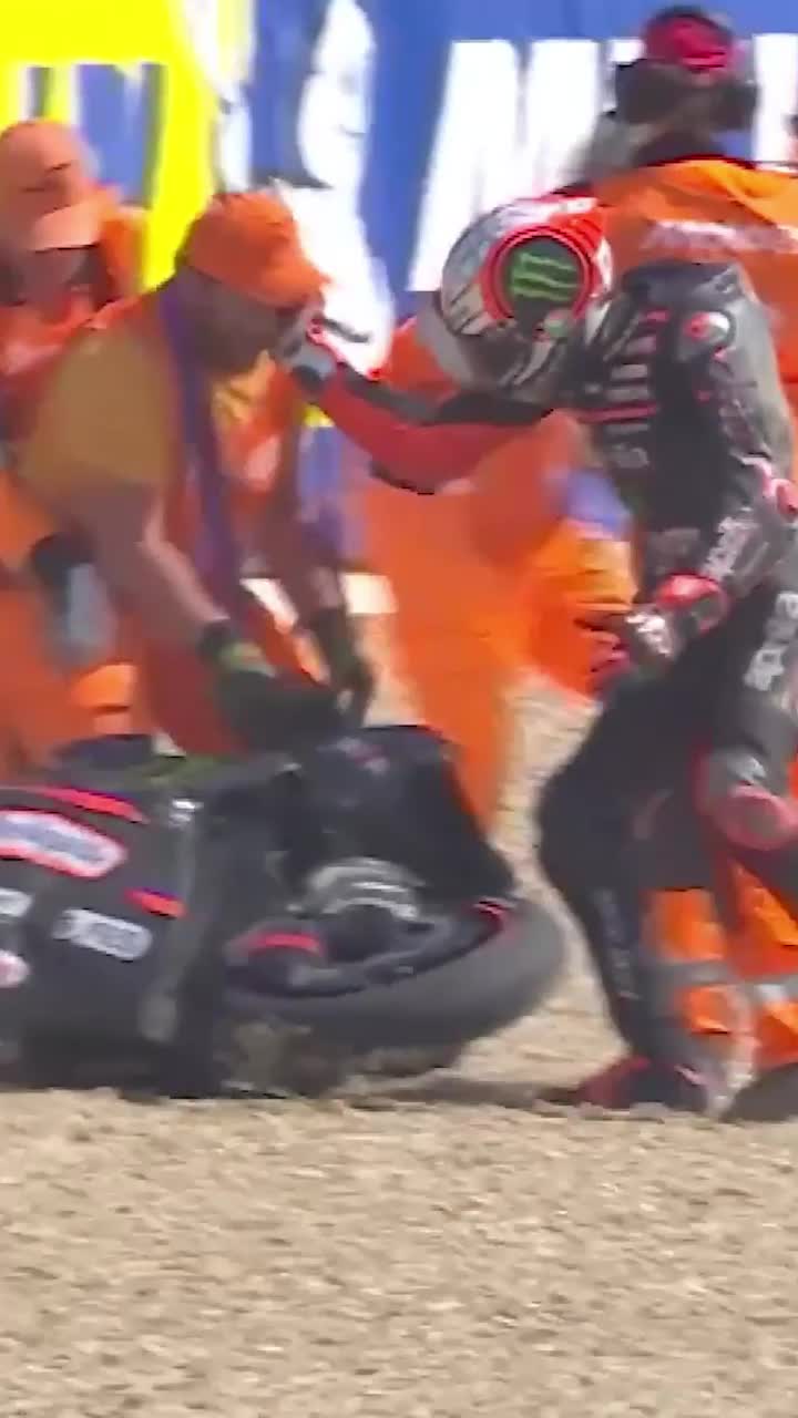 Scandal uriaș în MotoGP    FOTO.  Liderul mondial a fost suspendat după ce   a lovit un oficial de circuit  » Gestul îl poate costa scump în lupta pentru titlu