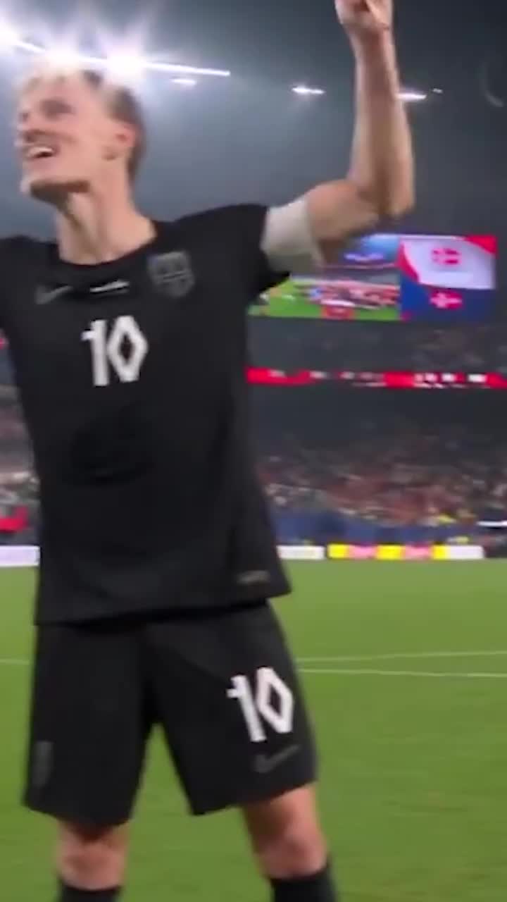 Norvegia a cucerit internetul!    VIDEO.  Sărbătoare în tabăra „vikingilor” după victoria cu Senegal.   Odegaard la tobă, Haaland la vâsle