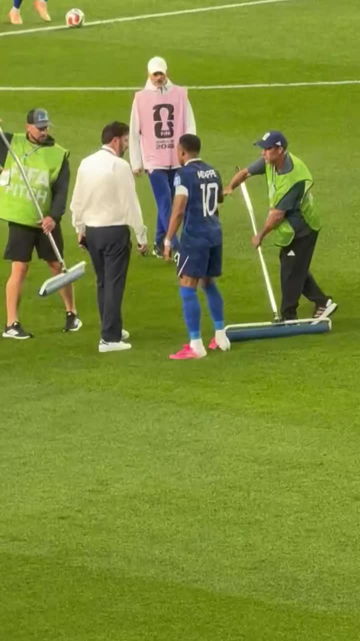 Mbappe, imagini virale    VIDEO.  Starul Franței   a pus umărul la treabă  după ploaia torențială » Ce spune despre duelul său cu Messi