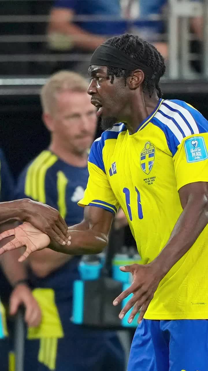 Nu știa că s-a calificat  Momente incredibile pe teren la Japonia - Suedia 1-1. Marcatorul certat de colegi:    „Dormea la ședință!”