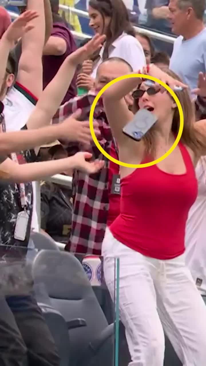 Moment viral la CM 2026    FOTO.   Primul meci din 16-imi a cucerit Internetul!   Reacția unei fane a Canadei  în momentul în care își „catapultează” telefonul în tribune