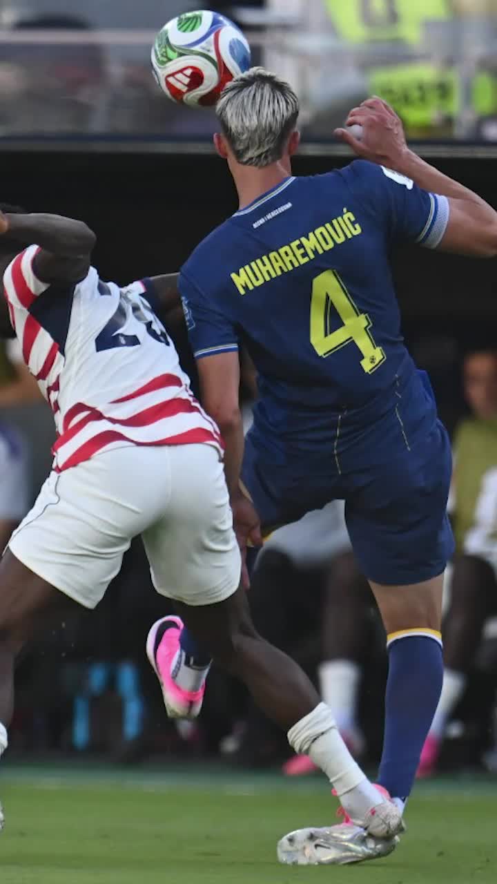  Violență! Roșu direct! FOTO. Balogun, eliminat pentru  atac dur pe gleznă la SUA - Bosnia 2-0. Americanii s-au calificat &icirc;n 10