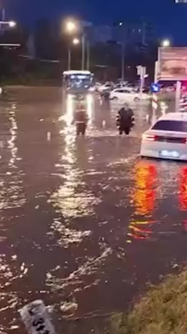 Brașovul, lovit de furtună  Imagini cu   zona stadionului Tineretului sub ape  » Cod portocaliu de furtuni
