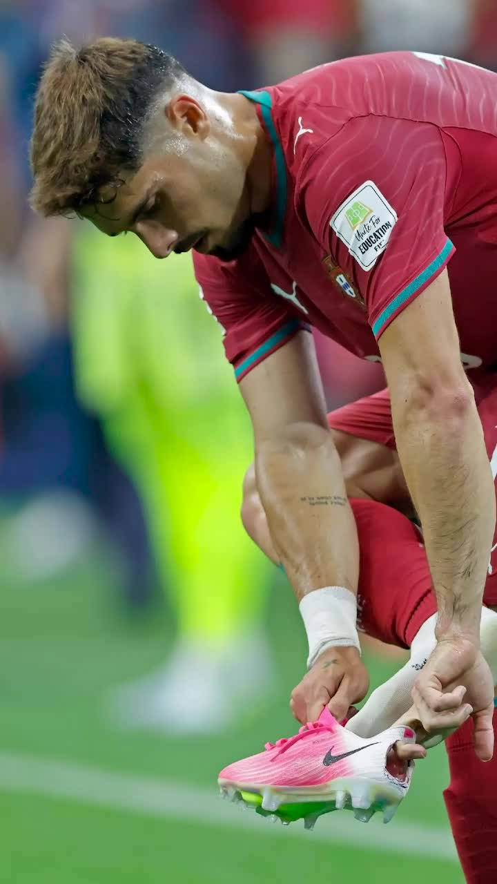 Nu sunt fițe, suferă de un sindrom    FOTO:  De ce a jucat   Pedro Neto cu o gheată ruptă  la meciul Spania-Portugalia, din optimile CM 2026