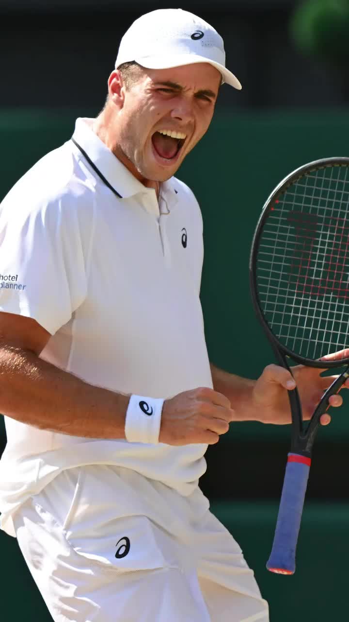 Surpriza de la Wimbledon  Crescut la doi pași de Terenul Central, fiul unui milionar a ajuns în   semifinale  de pe locul 114! A zdrobit numărul 10 ATP și va lupta cu Zverev pentru finală