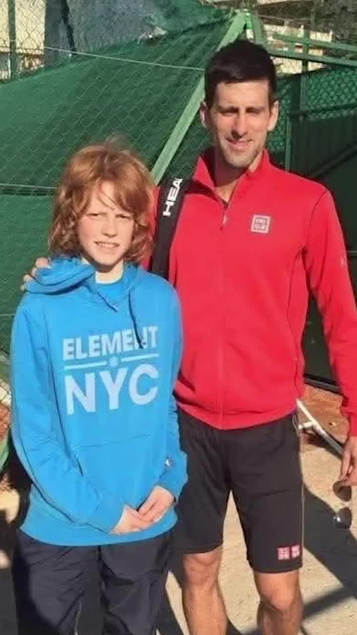 Mai apropiat ca vârstă de fiul lui Nole   Semifinala Wimbledon   Sinner - Djokovic  readuce în atenție o imagine de acum 10 ani și o curiozitate