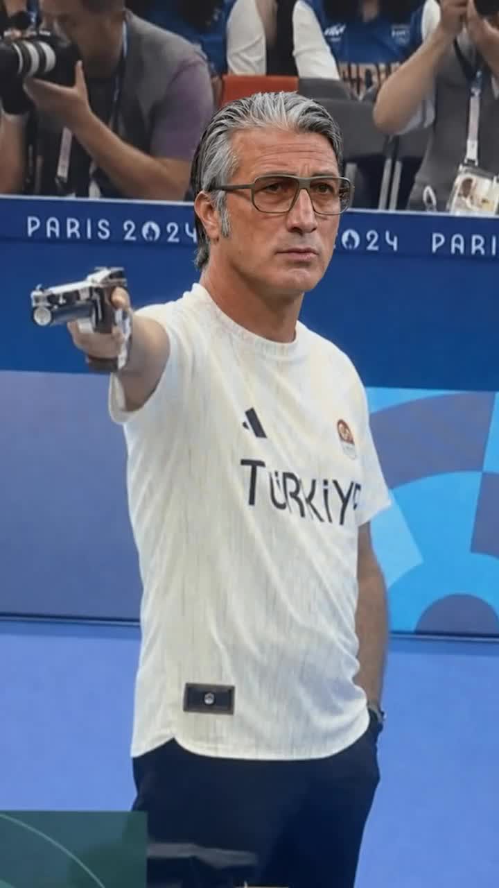 Scarface, Tarantino și GTA     Selecționerul Murat Yakin  a devenit viral după victoria în fața Columbiei, datorită look-ului său