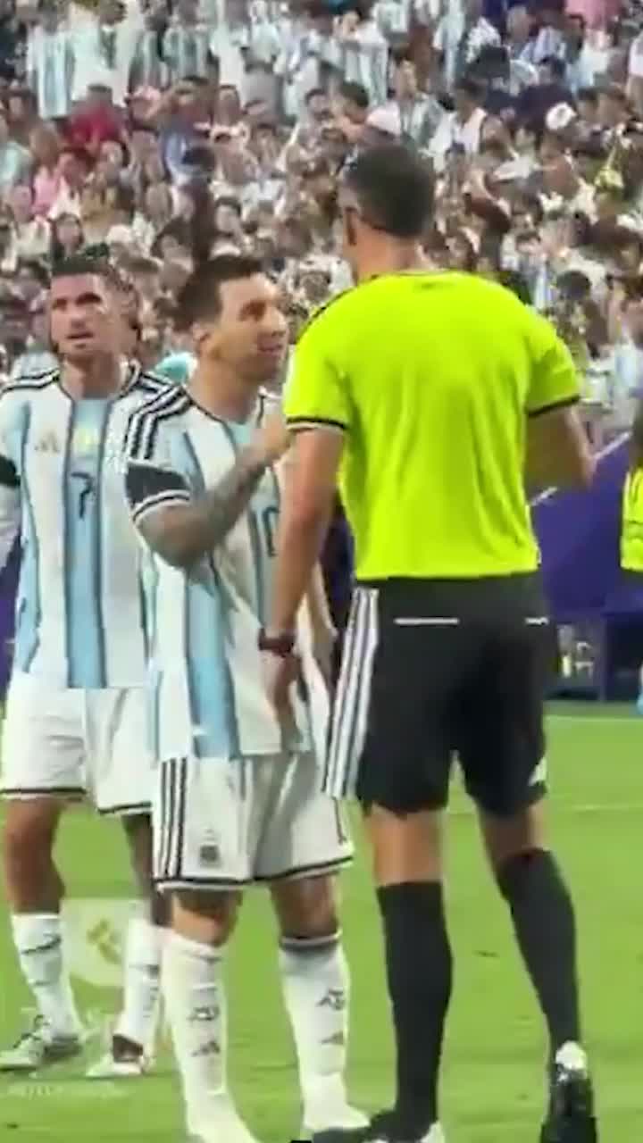 „Vorbește frumos!”    FOTO:     Messi s-a luat de arbitrul Joao Pinheiro:  „Nu fi lipsit de respect!”. Ce l-a deranjat pe căpitanul Argentinei