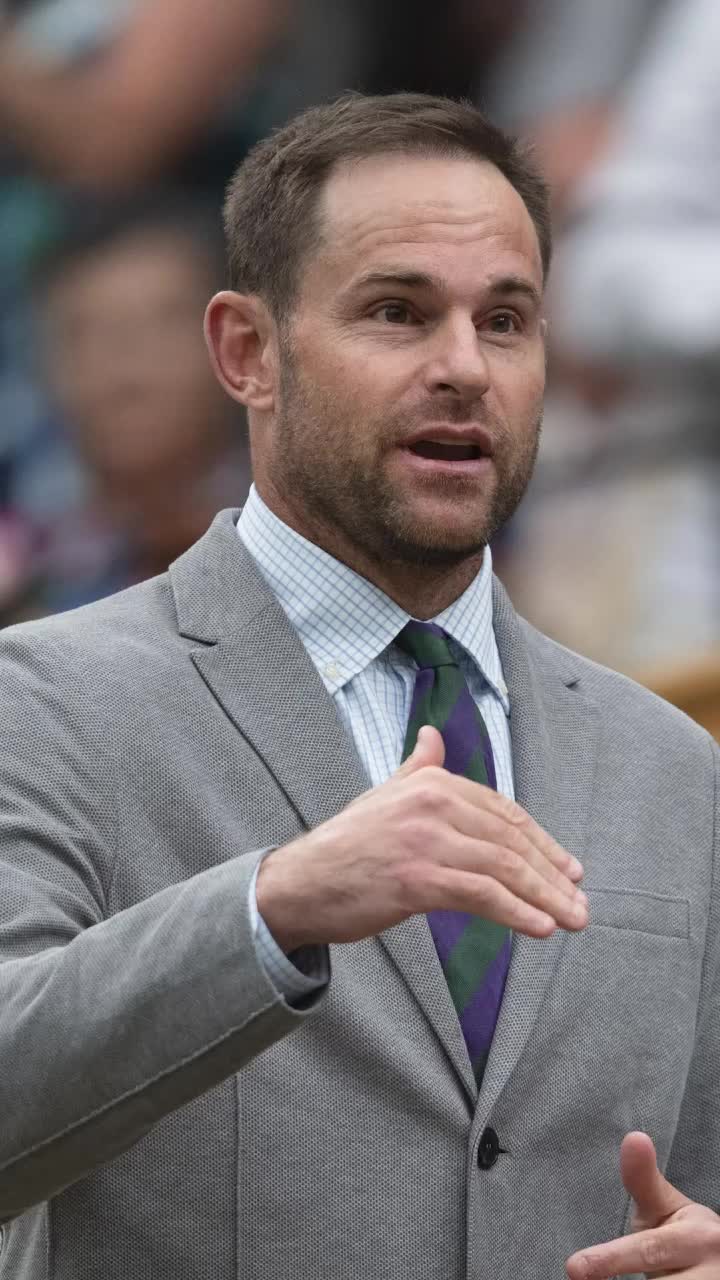 „Orice idiot care spune asta ar trebui să tacă!”    Andy Roddick,  enervat de cei care-i cer lui Novak Djokovic să se retragă: „E ridicol!”