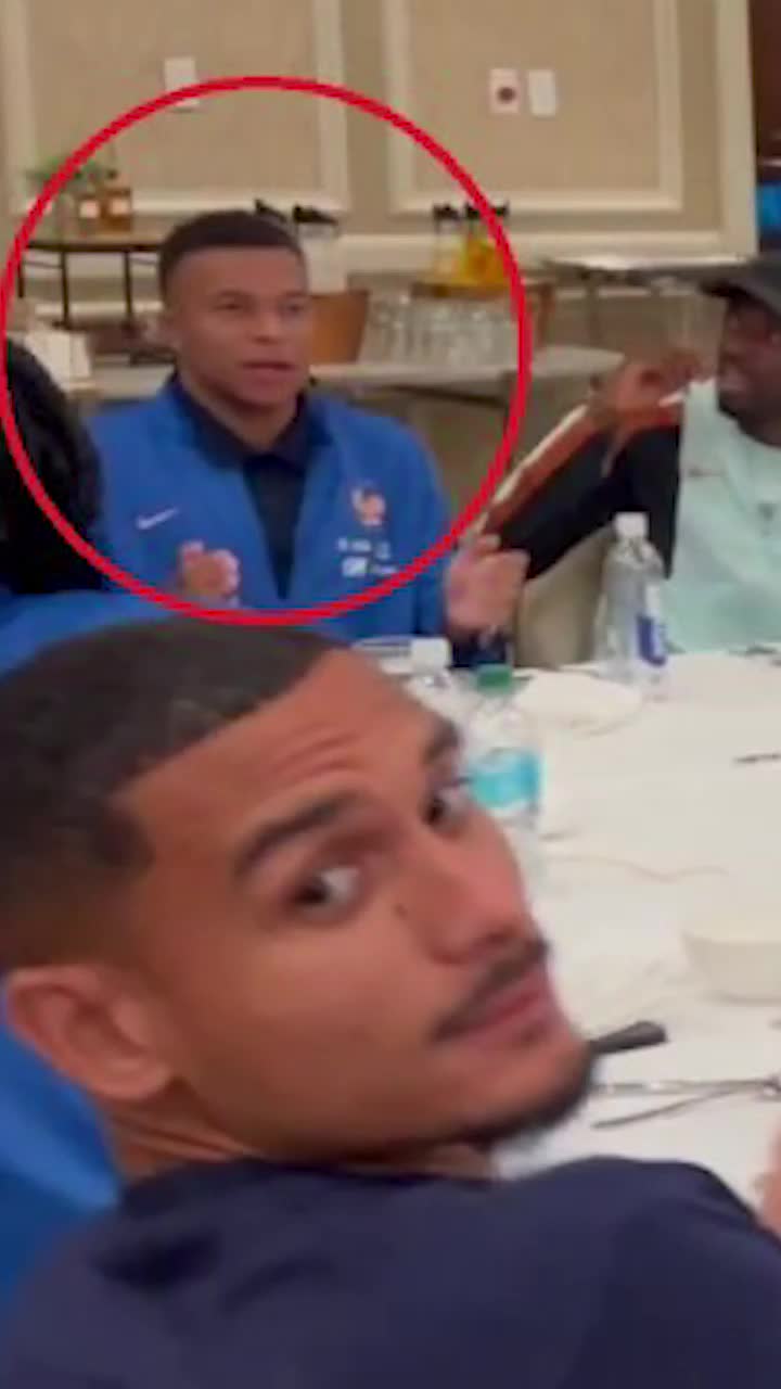 „Dictatorul stă în capul mesei”    VIDEO.  Petrecerea Franței s-a viralizat!   Mbappe a aprins imaginația fanilor:  „Cum de l-a lăsat să vorbească atât?”