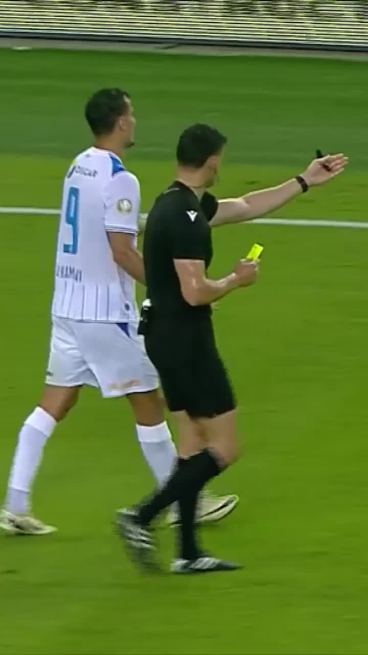 Gafa lui Al Hamlawi    FOTO:  Gestul fotbalistului de la Craiova i-a bulversat pe comentatori. A încălcat regulamentul, iar   „centralul” i-a dat galben