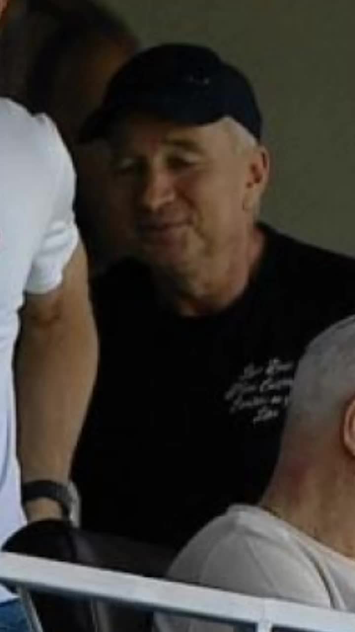 Dan Petrescu, apariție - surpriză     FOTO  Antrenorul asistă la   primul meci  al noului sezon de Liga 1