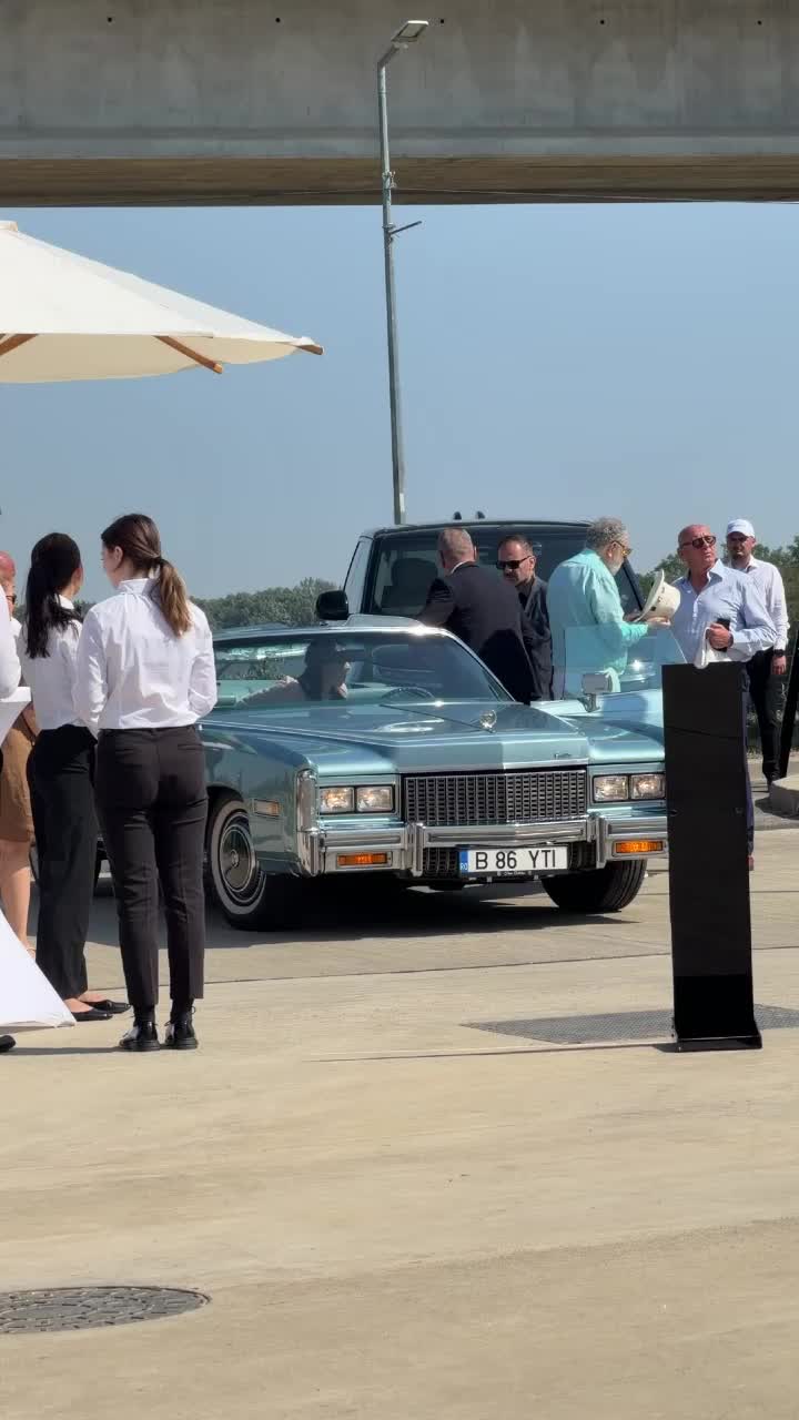 Țiriac, apariție vintage  FOTO: La inaugurarea sălii &bdquo;Nadia Comăneci&rdquo;, a venit cu un Cadillac din anul notei de 10 perfecte!Valoarea mașinii