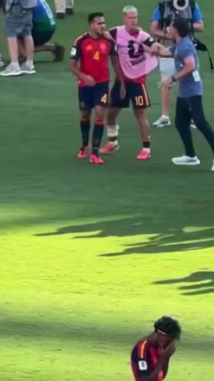 Gest șocant după finala CM 2026    VIDEO.   Dani Olmo,   lovit cu pumnul în față  de antrenorul secund al Argentinei, Roberto Ayala
