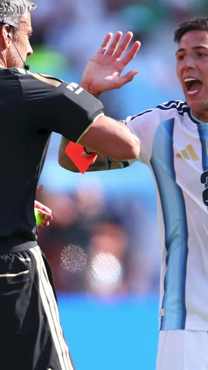 Agresivitatea, pedepsită!    FOTO.  Argentina, în inferioritate în finala Mondialului. Faultul pentru care   Fernandez a fost eliminat în minutul 90+3