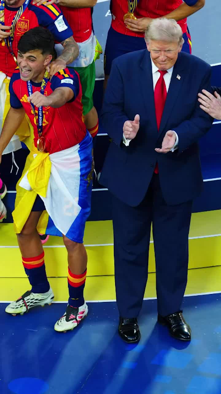 Trump a fost dubios din nou    FOTO.  Momentul în care președintele SUA   a acaparat ceremonia  de premiere de la finala CM 2026. Infantino l-a tras discret