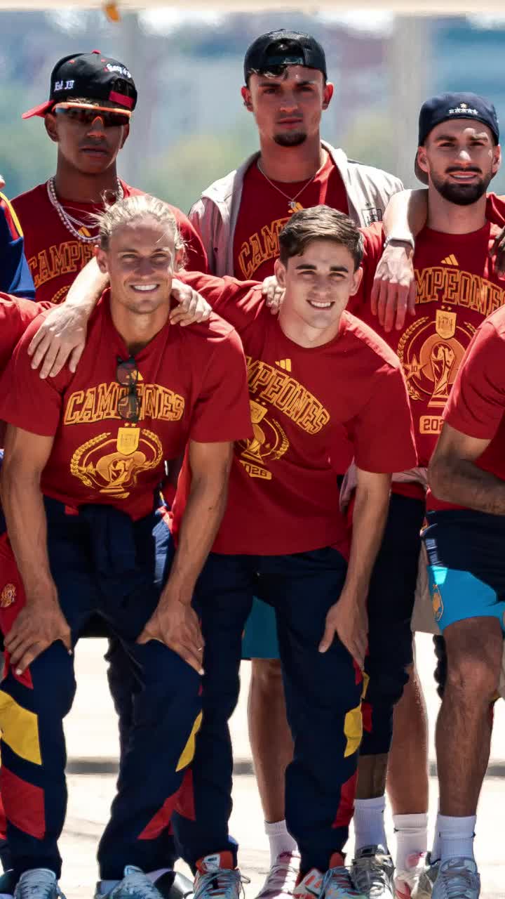 Începe fiesta la Madrid!     VIDEO+FOTO:  Campionii mondiali au ajuns acasă și se pregătesc pentru   parada din Capitală  » Detaliile anunțate de Federație