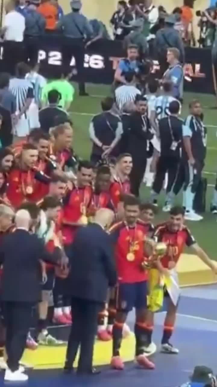 Singurul care nu i-a sfidat pe spanioli  Cine e jucătorul Argentinei care   a ignorat gestul colegilor  de la premiere