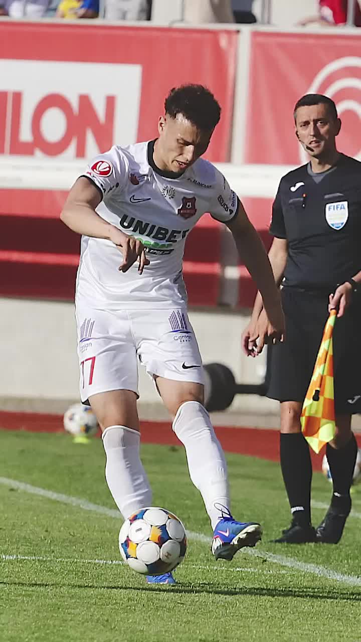 A semnat cu două echipe!  Situație incredibilă: jucătorul se antrenează deja cu FCSB, dar are contract și cu o rivală și   riscă să fie suspendat