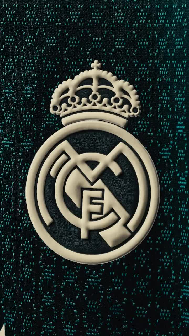 Real Madrid, din nou în verde    FOTO:  Noul echipament al „galacticilor”   a aprins internetul  » Glume cu Mbappe „Dictatorul” și cu Matrix